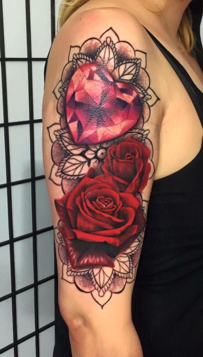 eine idee für tattoo auf schulter - zwei große rote rosen und ein herz - tätowierung für frau 