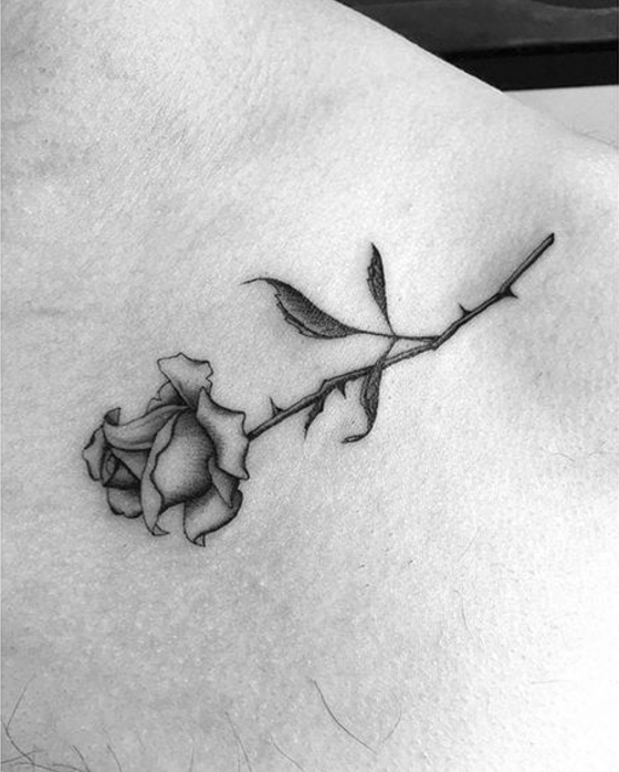 eine winzige schwarze rose - idee für eine kleine rose tattoo - rosen tattoo vorlage 