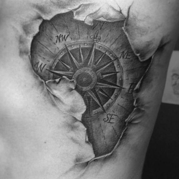 afrika - eine idee für einen schwarzen compass tattoo mit einer weltkarte
