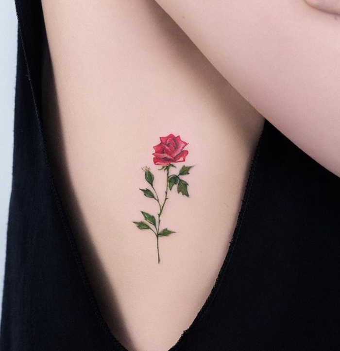 hier ist eine unserer ideen für einen tollen tattoo mit einer roten rose mit grünen blättern - idee für eine tätowierung für die damen - rosen tattoo vorlage 