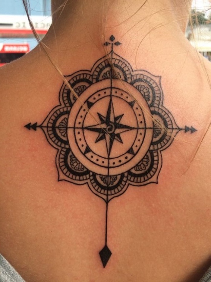 idee für einen großen schwarzen compass tattoo mit schwarzen mandala kompass mit vier schwarzen pfeilen auf den nacken einer jungen frau