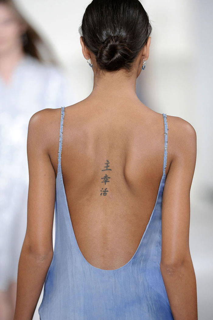 coole Tattoo-Ideen für Frauen, Hieroglyphe am Rücken, tiefer Rückenausschnitt, Sommer-Look