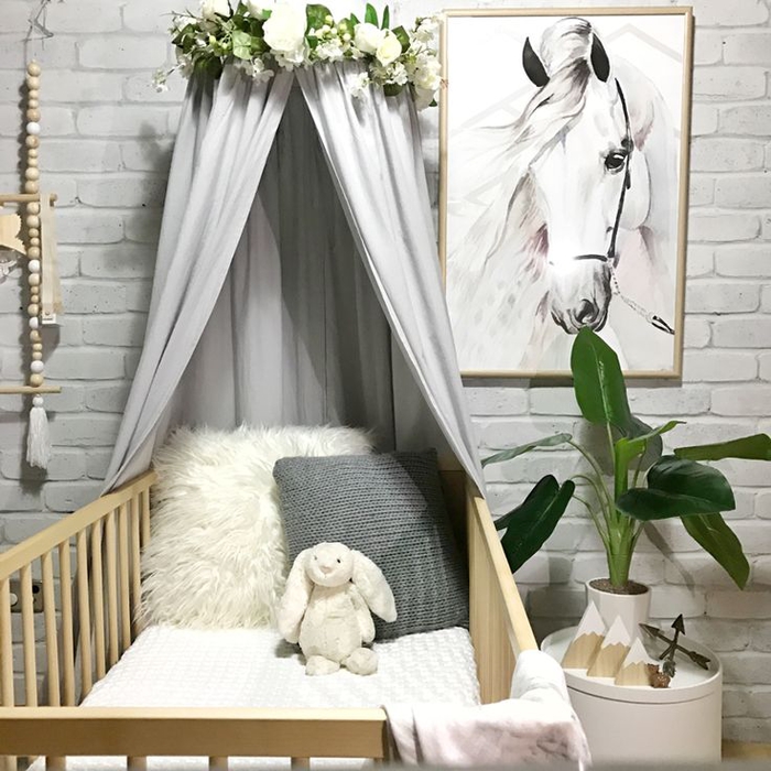 Babybett mit Himmel und Blumenkranz, Babyzimmer für Mädchen in Pastelltönen, Bild mit Pferd, Topfblume