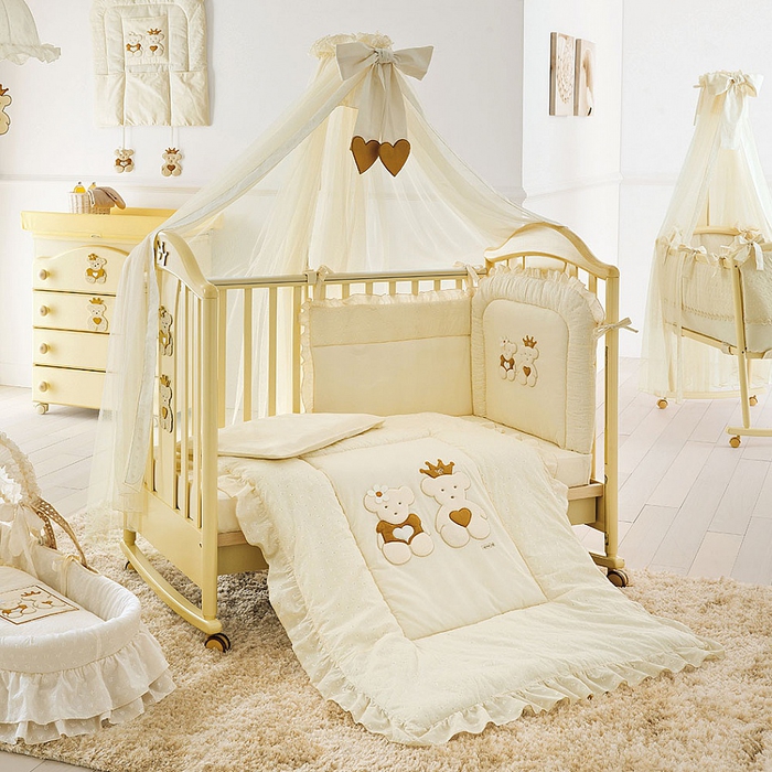 Babyzimmer in Weiß und Hellgelb, Babybett mit Himmel und Rollen, Bettwäsche mit Bären