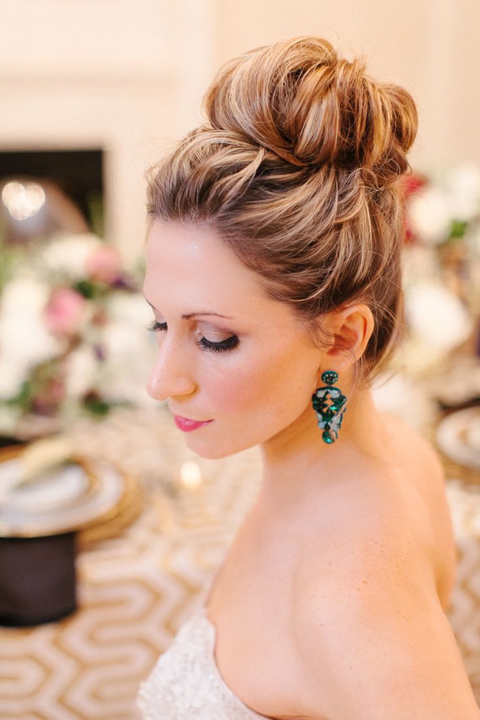 Hochsteckfrisur Hochzeit ausgefallene Ohrringe braune Haare mit blonden Strähnen