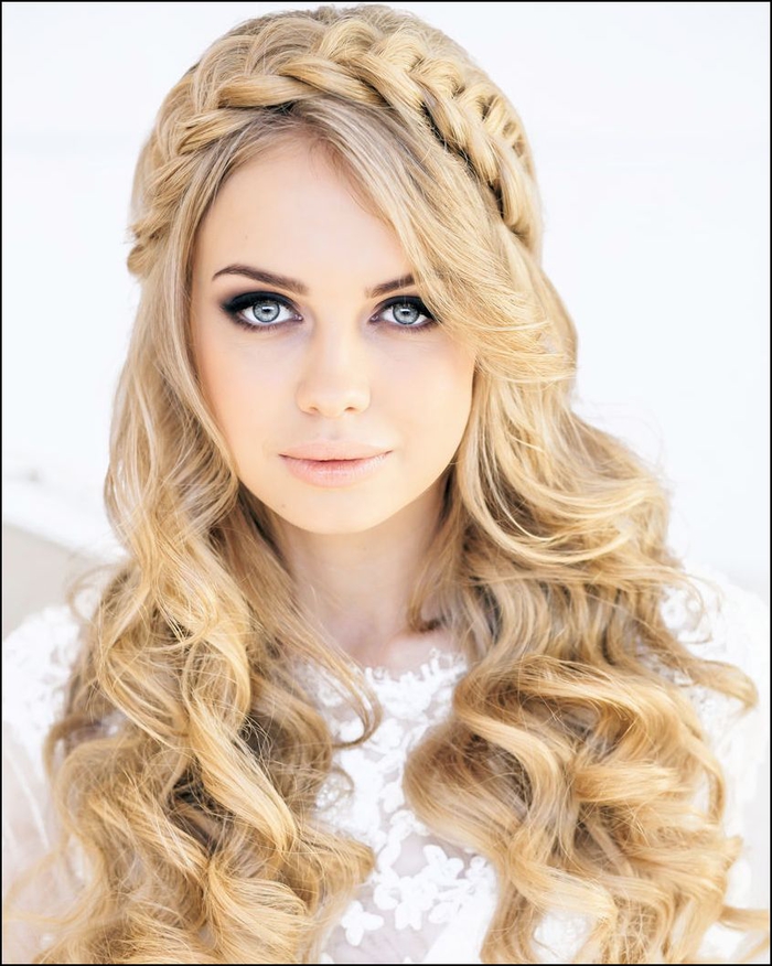 blonde lange lockige Haare ein Zopf wie Kranz einfache Hochzeit Frisuren