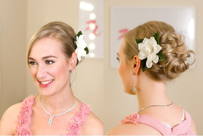 einfache und schnelle Frisur für Hochzeit mit einer weißen Blume, rosa Kleid