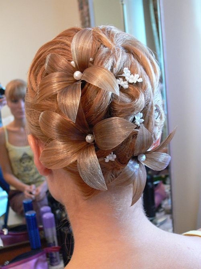eine ausgefallen Hochzeit Frisur mit Blumen in der Farbe von dem Haar