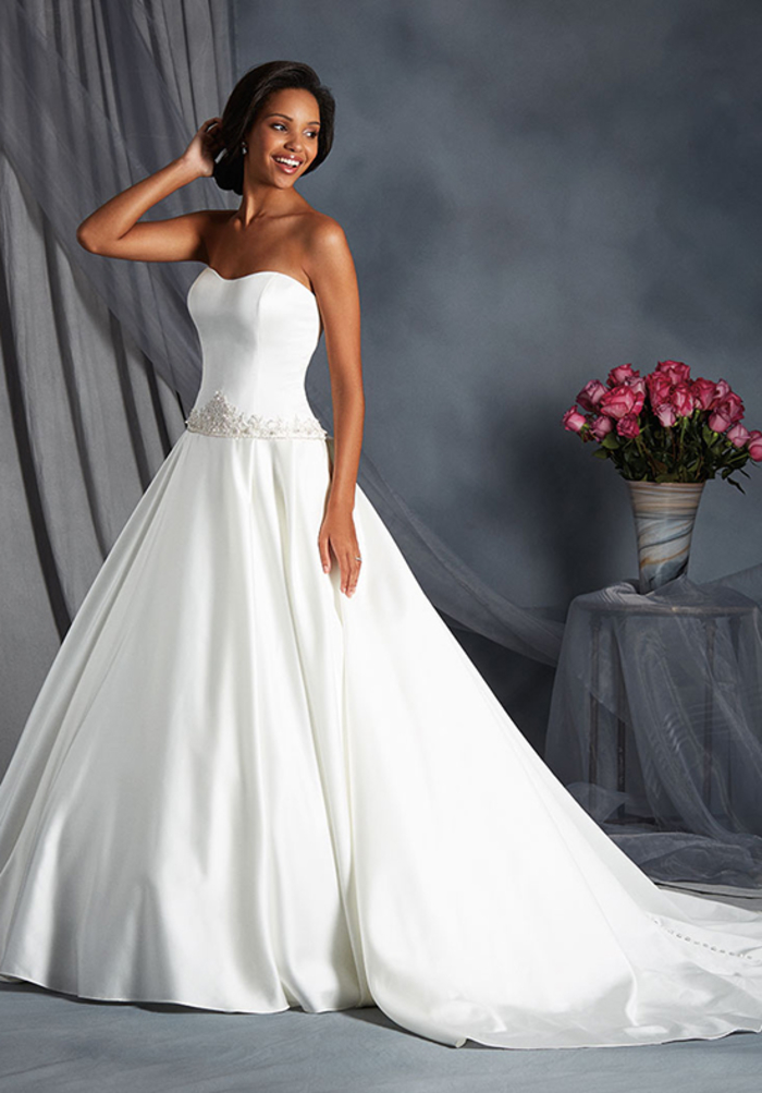 schlichtes und elegantes Hochzeitskleid, trägerlos, mit Herz-Ausschnitt, lange Schleppe