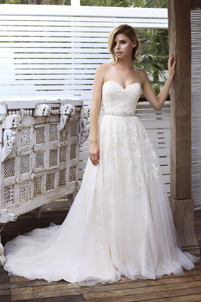 trägerloses Hochzeitskleid, mit Herz-Ausschnitt, mit Kristallen dekoriert, lange Schleppe