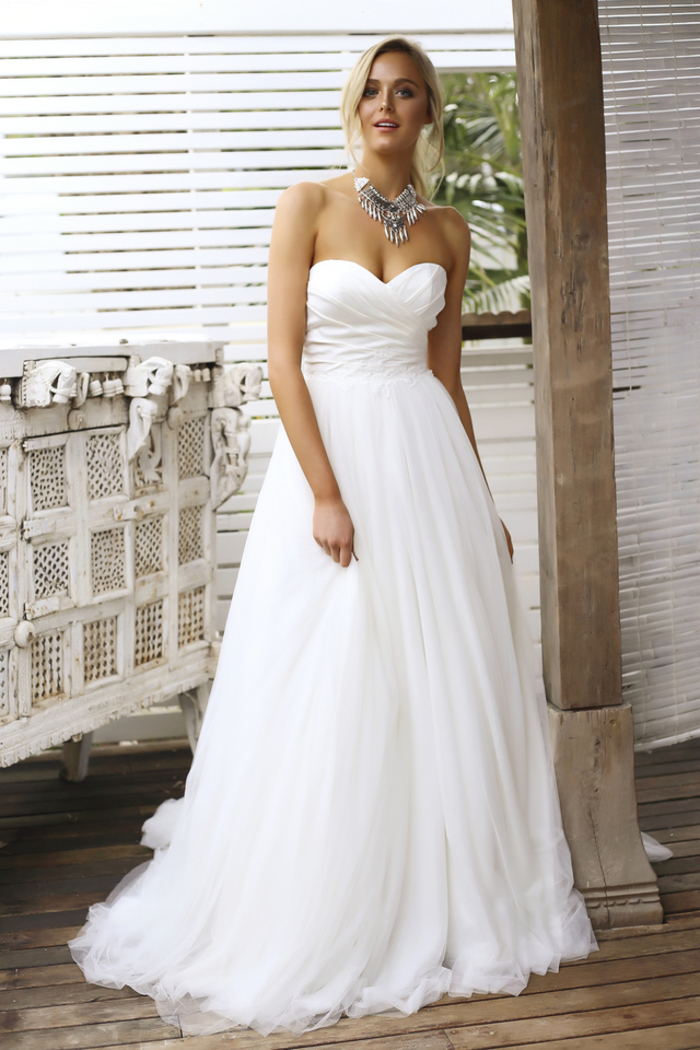 trägerloses Brautkleid mit Herz-Ausschnitt, locker fallend, schlicht und elegant, in Weiß