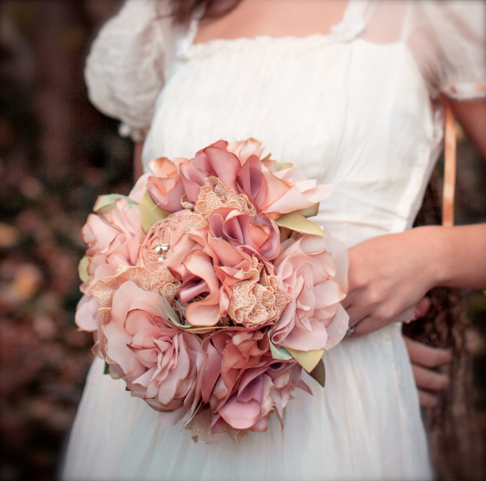 Blumen und genähten Dekoration in rosa Farben Brautstreit Sommer zu dem Kleid passend