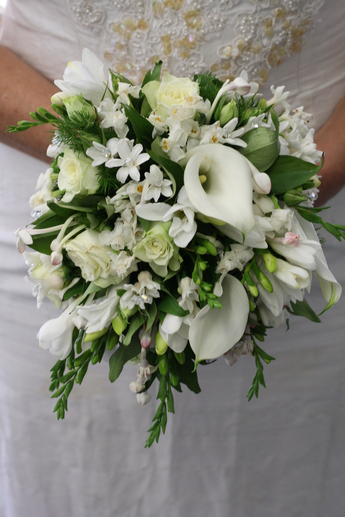 weiße Blumen mit einem grünen Akzent, Glasperlen als Dekoration Brautstrauß Frühling