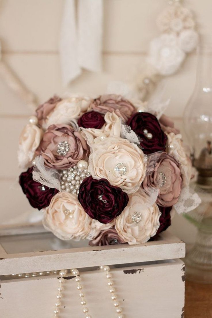 genähte Blumen mit Glasperlen dekoriert in roter, weißer und cremiger Farbe Hochzeitsträuße
