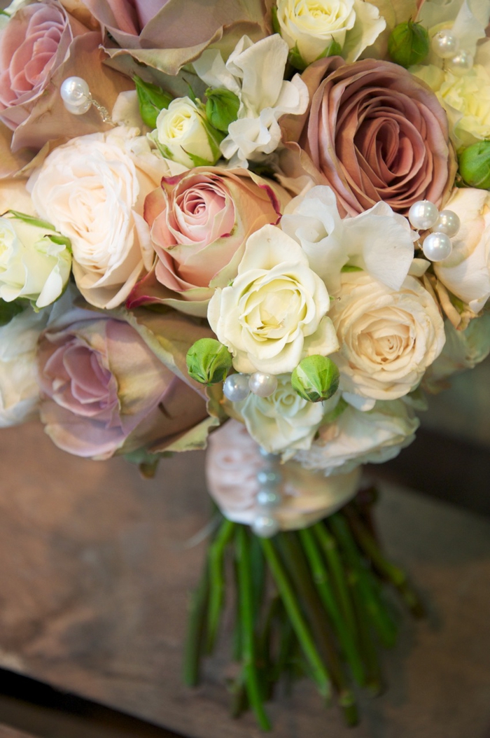 Rosen aus verschiedene Formen und Farben, Perlen - Hochzeitssträuße