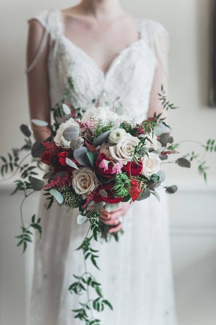 schöne Prinzessin Brautkleid mit roten und weißen Rosen - grüne Pflanzen - Brautstrauß Sommer
