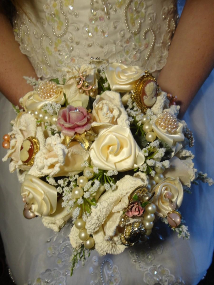 Hochzeitssträuße selber nähen wie Rosen mit Glasperlen wie das Hochzeitsskleid