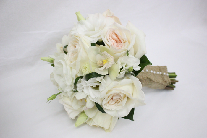 kleine weiße Blumensträuße Sackleinen Hülle mit Perlen geschmückt - Hochzeitssträuße