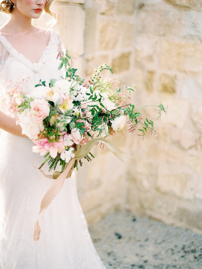 vintage Kleid mit rosa und weiße Blumen als Hochzeitsstrauß beige Band