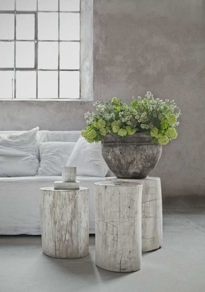 holz deko für draußen deko weiße holzdekorationen stuhl kaffeetisch idee vase blumen fenster sofa