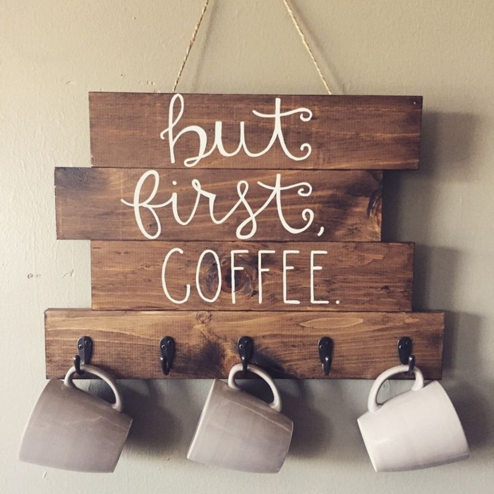 holzdekoration aber zuerst einen kaffee bitte deko holzplatte mit aufschrift hängende tassen kaffeetasse