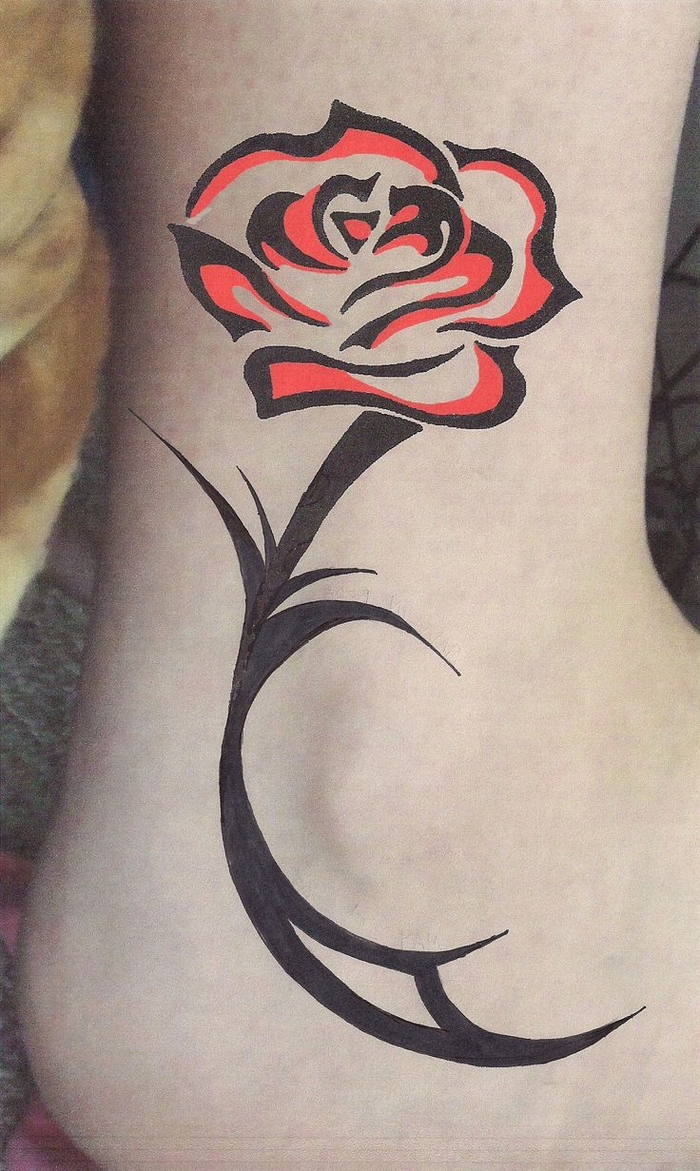 eine große rote rose auf dem knöchel - rosen tattoo vorlage - idee für einen märchenhaften tattoo