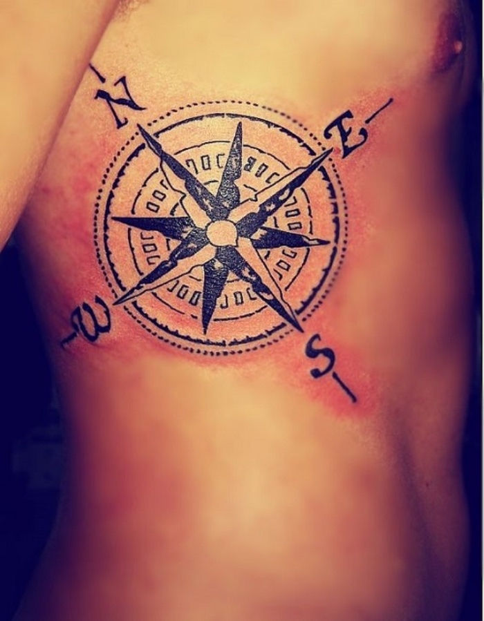 hier ist ein moderner schöner schwarzer tattoo mit einem großen kompass