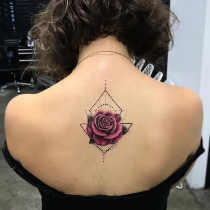 tattoo rose auf dem nacken - eine rote blühende rose mit drei grünen blättern auf nacken einer frau