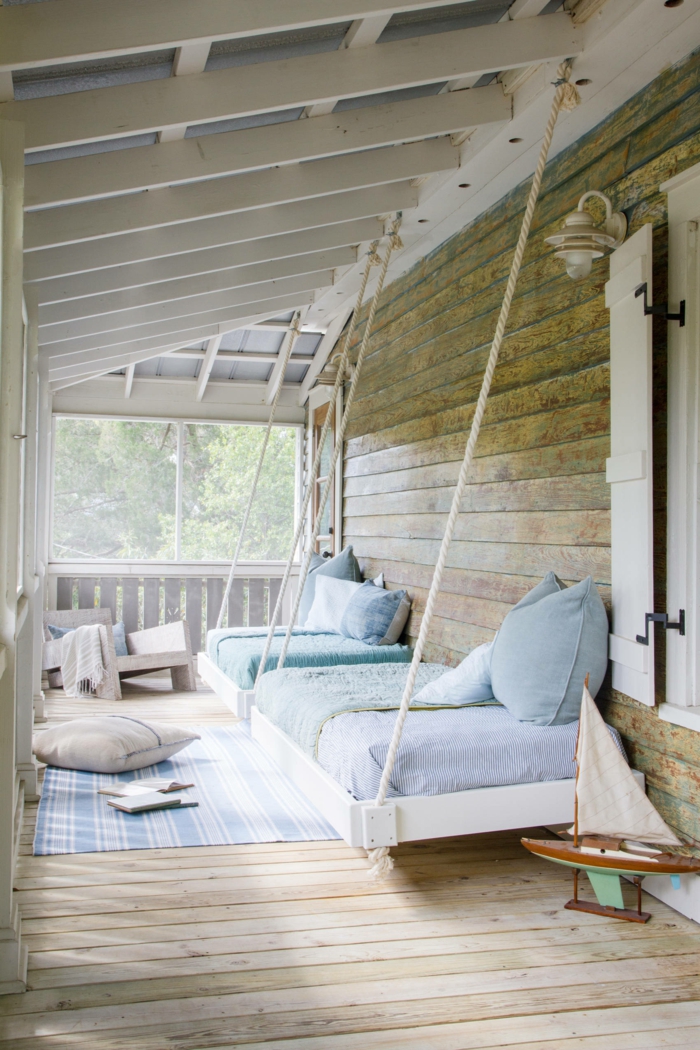 Terrassen Dekoration, hängende Betten mit blauen Bettwäschen und Kissen, Teppich maritim, Segelboot Dekoration, 