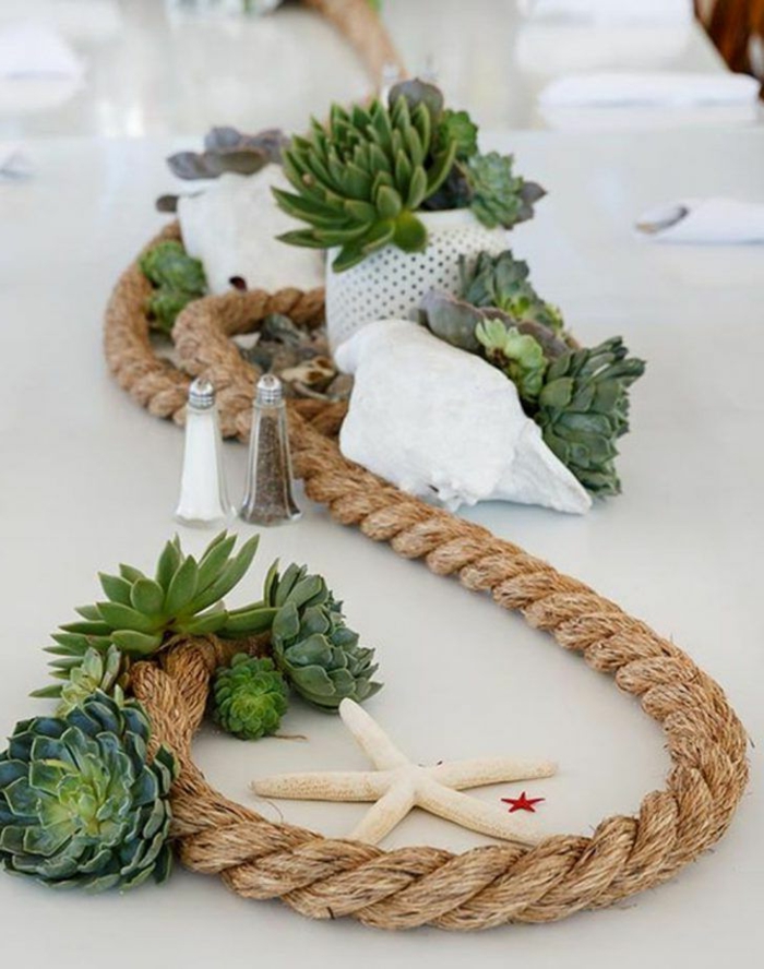 Maritime Tischdeko für Feiere, dicker Seil entlang eines großen Tisches, viele grüne Kakteen, Seestern Dekoration
