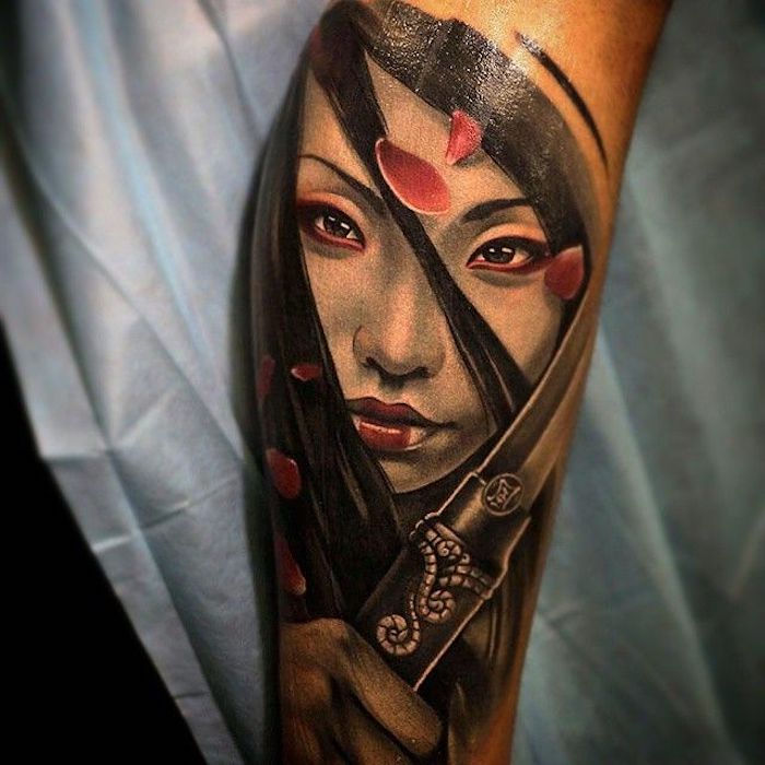 samurai tattoo, frau mit schwarzen, glatten haaren, rote rosenblätter