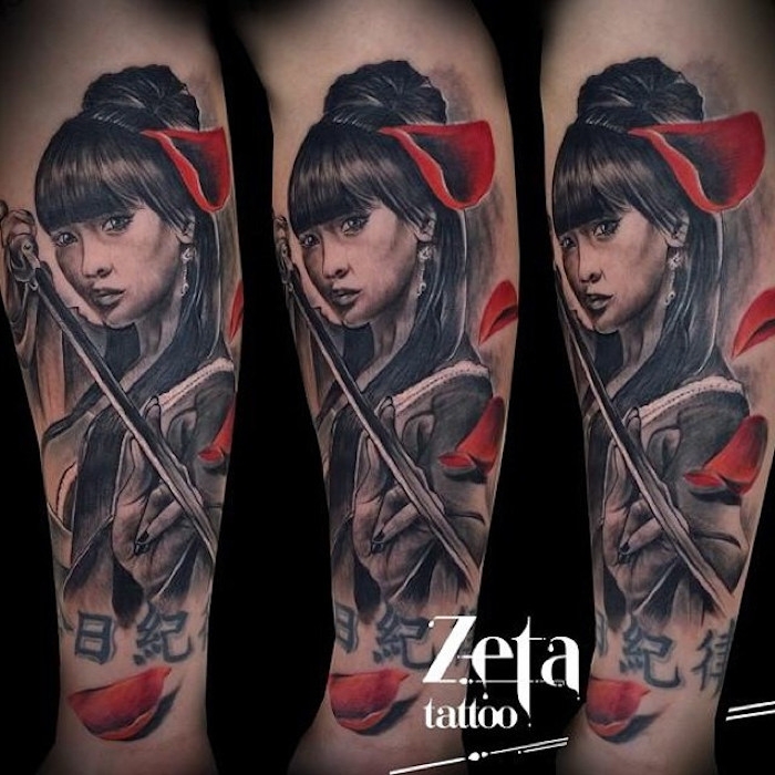 krieger tattoo, frau mit schwarzen haaren, rote blumenblätter, katana