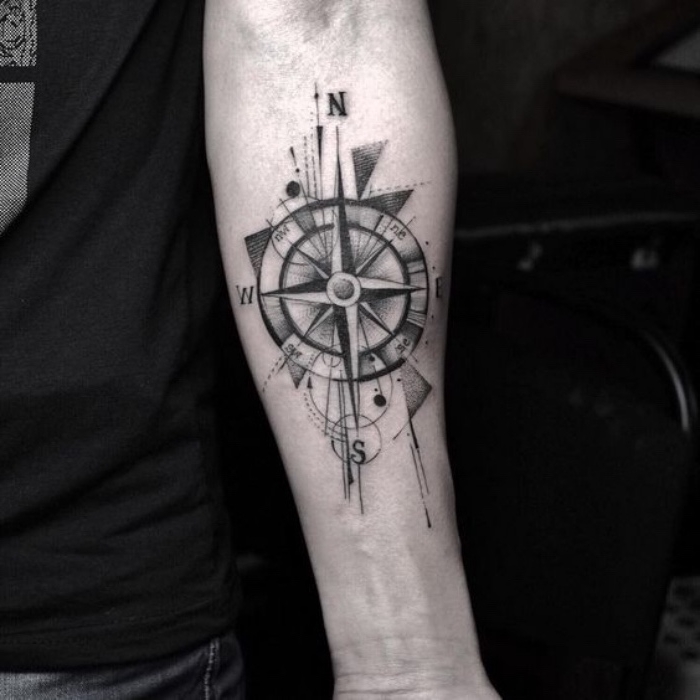 her finden sie eine unserer ganz tollen ideen für einen schwarzen tattoo mit einem schwarzen kompass - tattoo für männer 