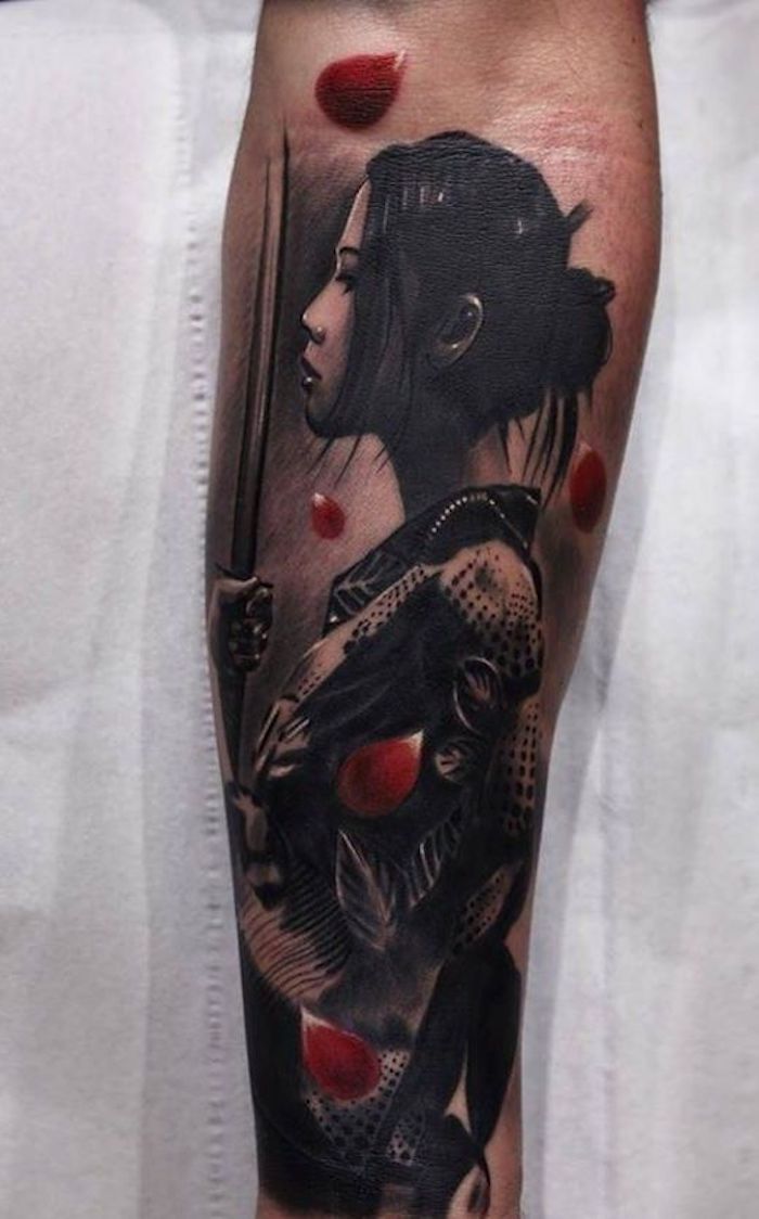 kämpfer tattoo, japanisches tatto-motiv, frau mit schwarzen haaren