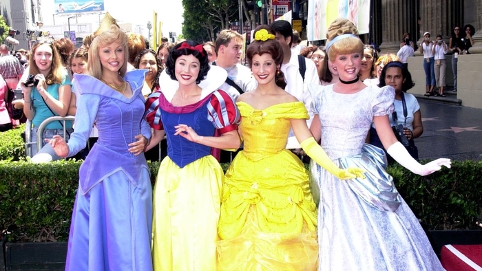 vier Disney Prinzessinnen mit prächtigen Kleider nach dem Film - Helden aus der Kindheit