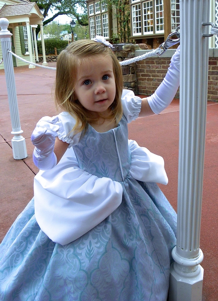 blaues Kleid von Disney Prinzessinnen Kindheitshelden von einem kleinen blonden Mädchen