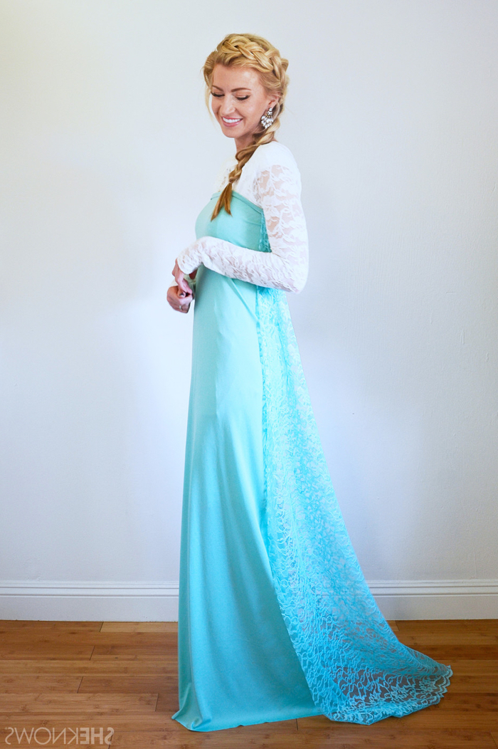 Kindheitshelden Kostüm selber machen ein Elsa Kleid in blauer und weißer Farbe, blondes Zopf