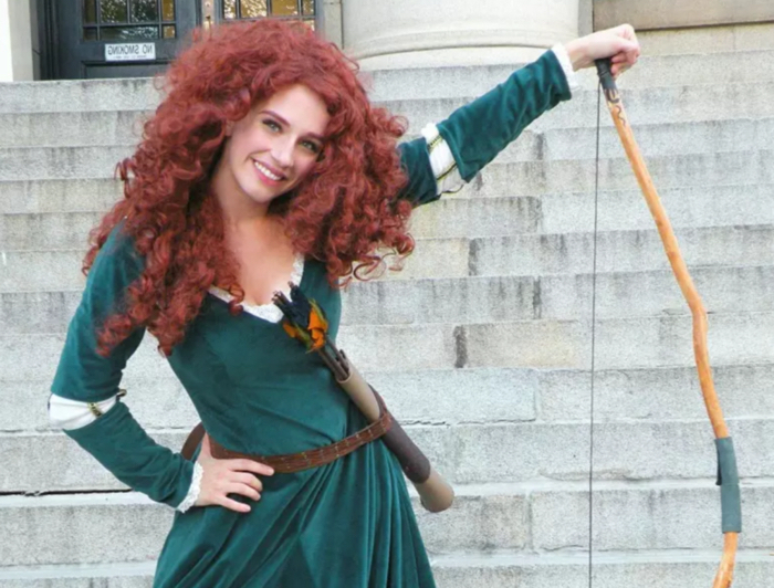 Merida rote wilde Haare, grünes Kleid und ein Bogen - Kindheitshelden Kostüme