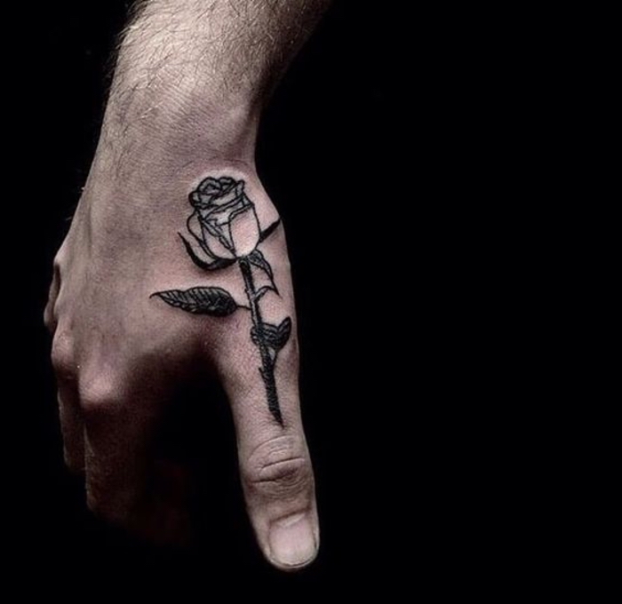 hand eines manns mit einem kleinen rosen tattoo mit schwarzen blättern auf hand - rosen tattoo vorlage 