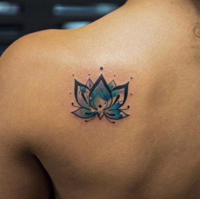 farbiges Tattoo für Frauen, Lotus, lila, blau und schwarz, Ideen für Rücken Tattoos