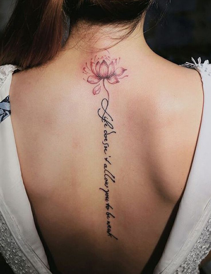 roter Lotus und Handschrift, schöne Tätowierung am Rücken, weibliche Tattoo-Ideen
