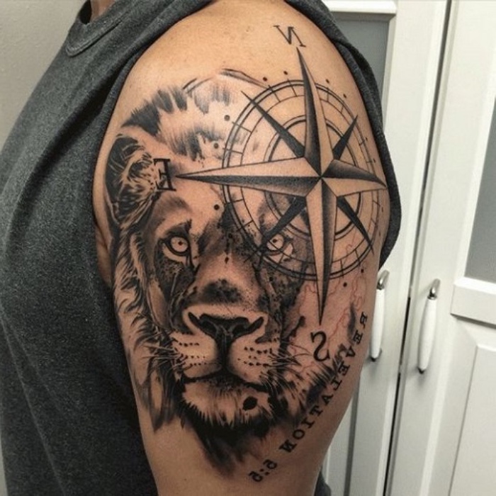 ein großer schwarzer löwe und ein großer schwarzer kompass auf dem schulter - idee für einen compass tattoo für männer 