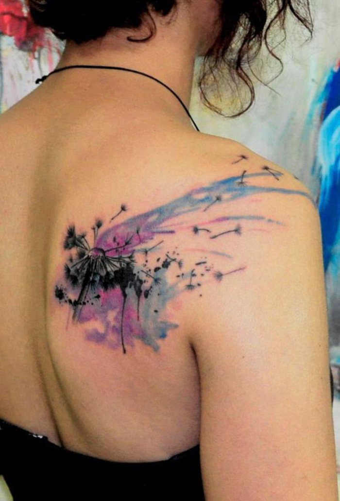 farbiges Tattoo, Löwenzahn, schwarz, blau und lila, Tattoos für Rücken und Schulter