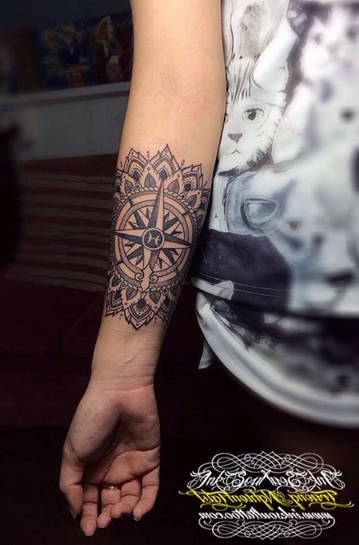 eine ganz tolle idee für einen kleinen schwarzen tattoo mit einem mandala kompass auf der hand