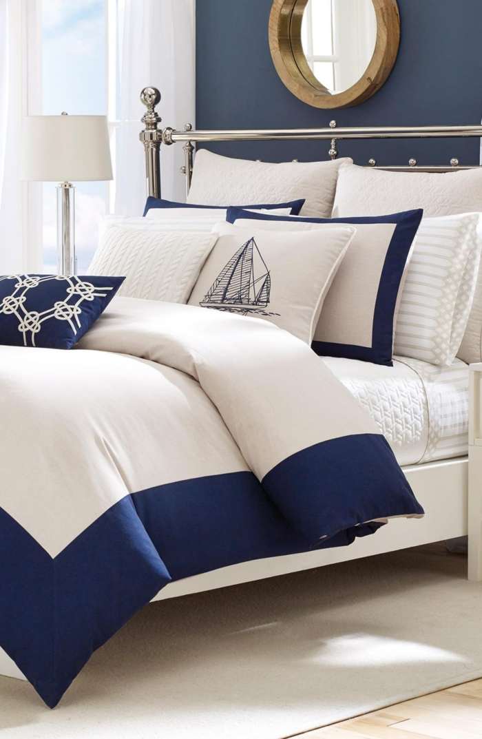 Weiße Bettwäsche mit maritimen Druck, Segelboot und Segelknoten, Schlafzimmer maritim, blaue Wand mit rundem Spiegel