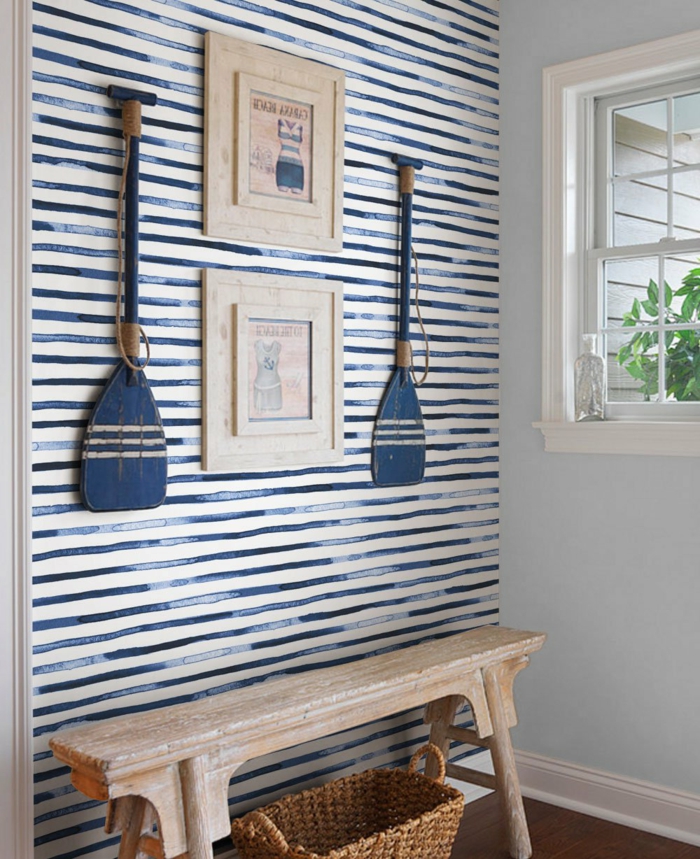 Vorzimmer maritim gestalten, Wand mit blauen Streifen, Maritim einrichten Ideen zum selber machen, zwei blaue Ruder