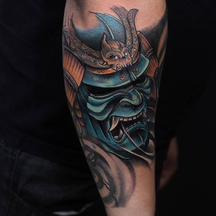 masken tattoo, blaue maske, helm, samurai, beintattoo