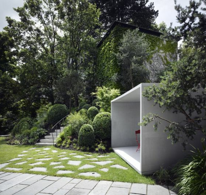 geometrischer Garten, grünes Gras, ein vertikaler Garten - moderner Vorgarten