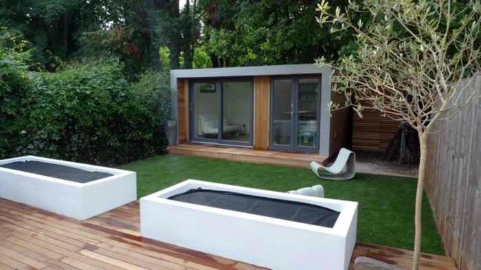 puristischer Garten- ein minimalistisches Haus Hecke und kleine Bäume