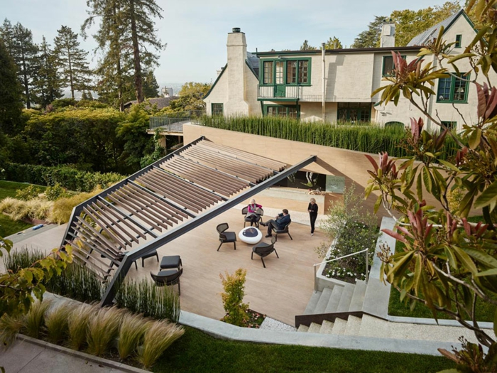 ein Pergola, gepflegtes hohes Gras, Gartenmöbel und Haus in minimalistischem Stil - moderne Vorgärten 